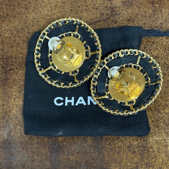 CHANEL LARGE PEARL W/ BLACK LAMBSKIN AROUND
EARRINGS - Picture 4 of 5